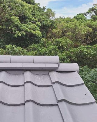 瓦のこと

Banyan Kitchenの屋根の素材は瓦です。

経年変化で見せてくれる美しい佇まい。

しかしこれだけではないのです。

厚みのある多孔質な瓦は、遮熱力も高い。
雨水を保水・気化し、建物や周囲の温度上昇を和らげてくれます。

しっかり留め付けられているので風に強く、
割れた時の補修も容易。

割れて屋根の役割を果たしても、庭の砕石代わりに。
保水・気化力はそのままなので、地中の水はけをよくしてくれたり、建物周囲の気候も穏やかにしてくれます。

土を焼いただけのシンプルな素材なので、さいごは大地にかえっていく。

機能美というのは、まさにこのようなプロダクトのこと。

高温多雨の屋久島で古くから使われている理由ですね。

@yakushimabanyan 
@daisuke_michikami 
@kawaragumi 
@batbitim 
@mocchumucreate 
@wakuworks.jp 
@passivedesign_plus 

#屋久島
#尾之間 
#瓦
#日本の伝統