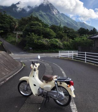 今日から9日程、屋久島へ。
今回は断熱工事に入ります。

屋久島も大変な暑さなので、いずれこの工事が効いてくるでしょう。

私の移動は、やはりバイク。
レンタルバイク屋さんから

「もう買った方がいいですよ、、。ここに置いといてあげますので。」

と毎回言われるほど常連です笑。

雨天時は大変ですが、こまわり聞いてとっても便利。
時間を見つけては島のいろんなところへ足を伸ばしています。

今回は現場を見学にこられるゲストも。
（お気をつけていらしてください。）

#屋久島
#西部林道
#横河渓谷
