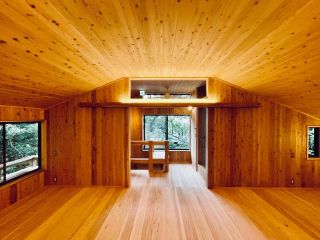 断熱のこと

Yakushima Banyan Kitchen

引き渡しに向けて、昨晩は現場に宿泊。

早朝、外気温は10℃。室内は20℃。
エアコンは使わず、底冷えもなく、暖かくて気持ちがいい朝を迎えました。

この建物の断熱材はセルロースファイバーを使っています。

セルロースファイバーは、新聞紙や古紙が原料ですが、防燃材としてホウ酸が混ざっています。
屋久島ではシロアリが空を飛んでやってくるので、断熱材も上手く使って彼らが近づきにくいように。

断熱施工はお馴染みの島崎さん。屋久島まで来ていただだきました。
パツパツに、隙間なく吹き込まれた姿。
シートの貼り方も美しいのです！
板を貼ると見えなくなる部分ですが、こんなに丁寧な作業をしてもらえています。

屋久島でも、断熱大切なの？

と思われるかもしれませんが、もはや地域は関係なく、むしろナチュラルに、積極的に取り入れて健康寿命を伸ばしていただきたい✨

夏は洞窟に入ったような、ひんやりとする感覚。
冬はじんわりと暖かく、身体がほっとする感覚。
冷暖房は弱くかけるだけで快適になるので、エネルギーの節約にもなります。
過乾燥を防ぎ、喉の痛み・風邪・冷えも起こりにくくなっていきます。

ここで過ごすみなさんを思い浮かべながら。
オープンが楽しみです。

@yakushimabanyan 
@batbitim 
@passivedesign_plus
@wakuworks.jp 
@mocchumucreate 

#屋久島
#断熱のこと
#快適で健康で豊かな暮らしを創る