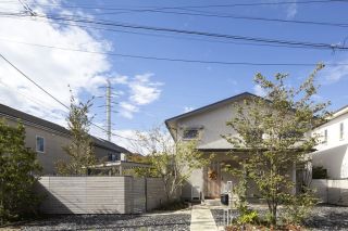先日、建主さまのご協力で「雨庭の家」の見学会を開催しました。

世田谷区の区議会議員、行政関係者、NPO関係者、大学教授がお越しくださり、気候風土を生かした健やかな建物と庭・地域との関係について、パッシブデザイン・温熱環境・土中環境・雨庭の観点から説明させてもらいました。

グリーンインフラの最前線で取り組まれている方々ばかりなので、大変な関心を持ってご覧になっていただきました。

[雨庭の家 竣工写真はこちら↓]
https://pd-plus.jp/2024/11/03/ameniwa_photos/

今年は多方面で、新しい出会いに恵まれた一年でした。
関係者の皆さま、応援してくださる皆さま、ありがとうございました。

どうぞ良い年末年始をお迎えください。

冨田享祐・冨田倫世