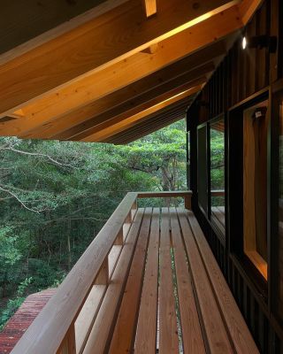 2025.3.27、
1時間に118.0ミリという観測史上初の大雨を記録した屋久島南部の尾の間。

その数日後、ちょうど屋久島入りしたので
昨年竣工したバンヤンキッチンの様子を見に行きました。

石畳の道には多量の水で運ばれた枝葉が美しく堆積している。
この辺りは川になっていたようだけど、もう何処にも水たまりも滞りもない。
敷地にはコンコンと透明な湧水が流れている。

土から湧き上がる清々しい香りと、レモンの花の香りが混じり、
嗅覚を心地よく刺激してくれて、柔らかな空気感に包まれました。

直後の不安もなかったようで、環境再生による敷地整備、そこに調和しながら守り・開く建物づくりの意義を肌で感じたひとときでした。

そして、
多量の雨をまるっと飲み込む島の力、
すごかったね〜、といつも通りな島の人々の生き方、

屋久島はすごい場所です。

カフェは数ヶ月後にオープンだそうです。
お楽しみに。

@yakushimabanyan
@batbitim 
@wakuworks.jp 
@mocchumucreate 

@passivedesign_plus